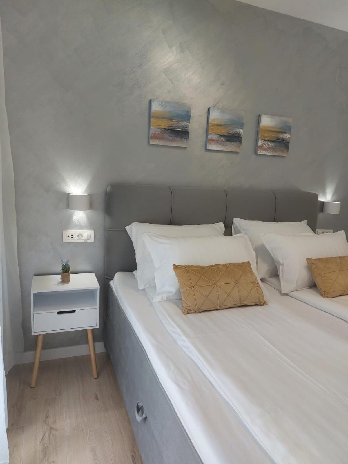 Luxury Beachfront Villa Crystal Aenona - By Ta Leut Agency Nin Exteriör bild